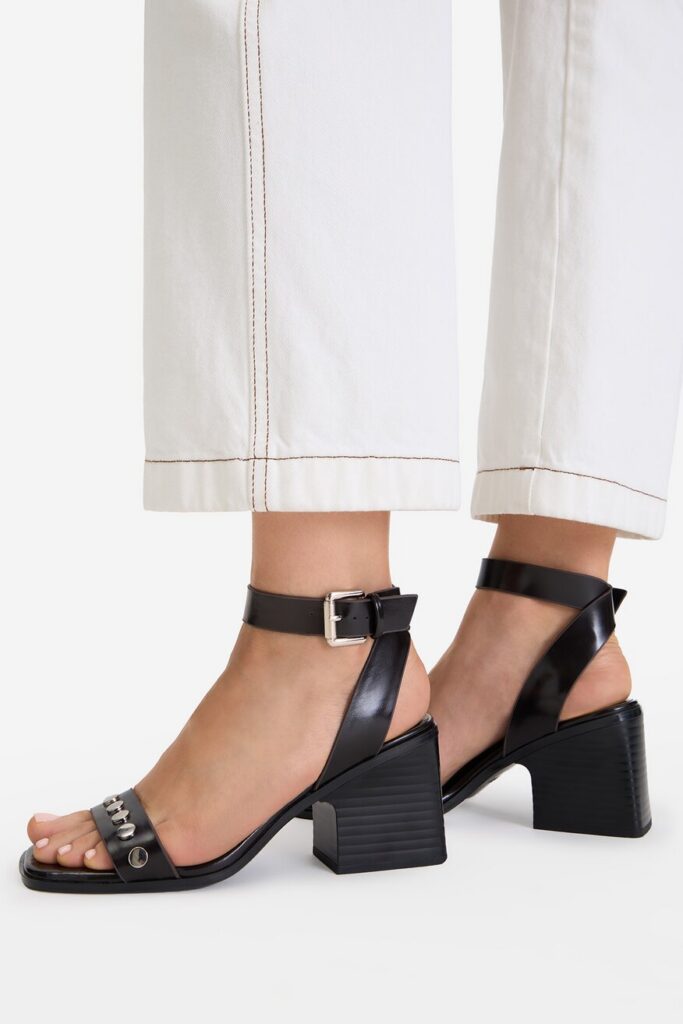 Modne sandały na lato 2026: z paskiem wokół kostki