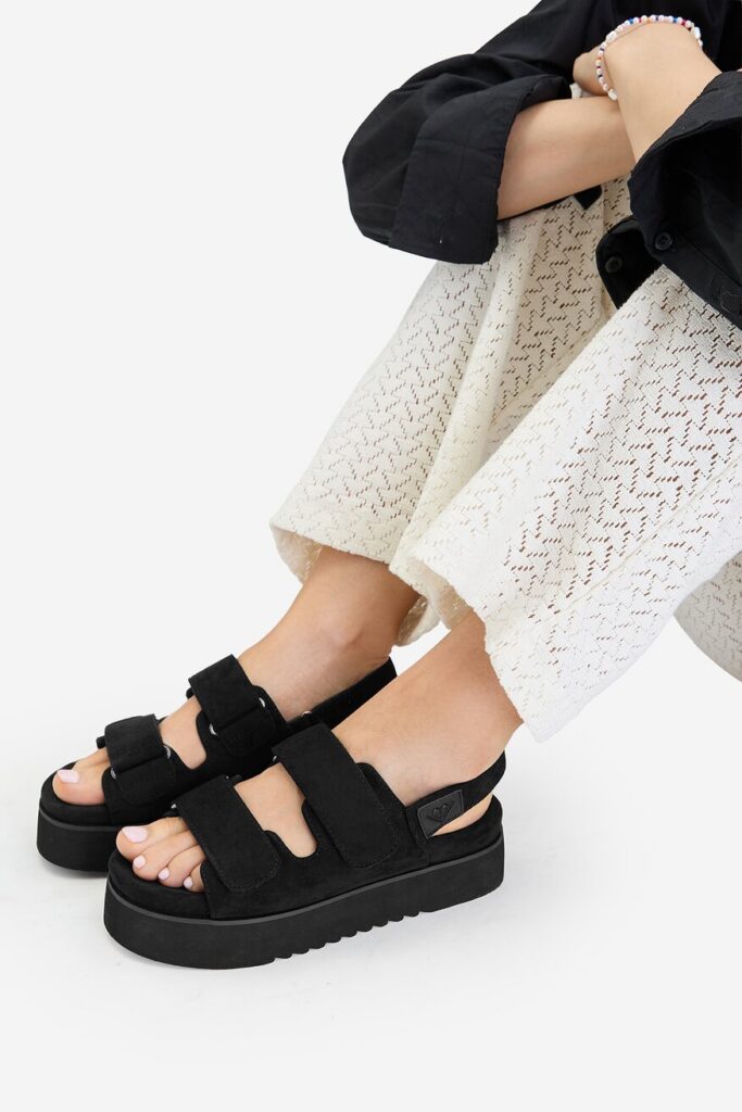Modne sandały na lato 2026: na platformie
