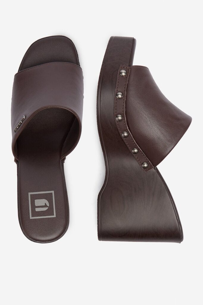 Modne klapki na lato 2026: koturny i platformy