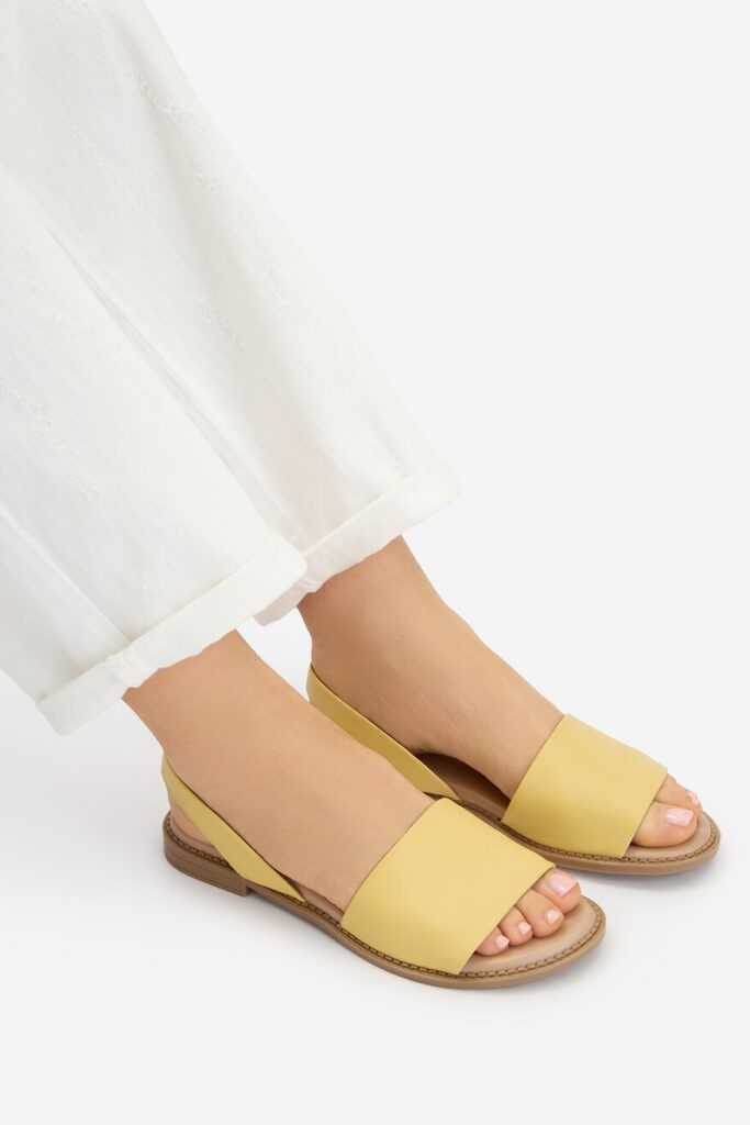 Modne sandały na lato 2026: w pastelowych kolorach