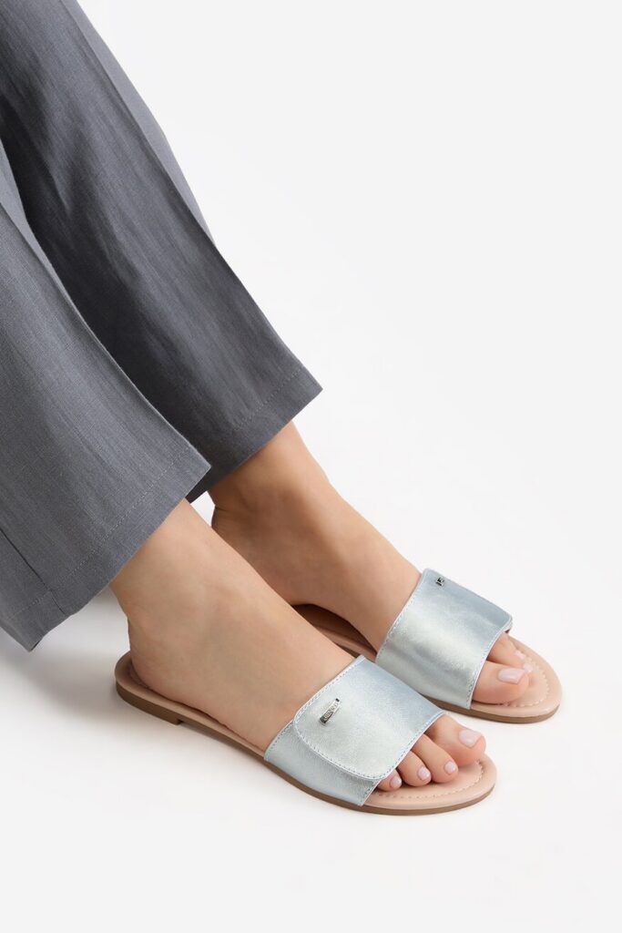 Modne klapki na lato 2026: metaliczne