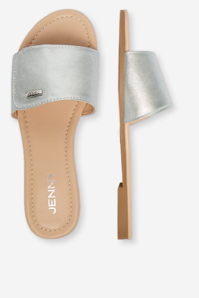 Modne klapki na lato 2026: metaliczne