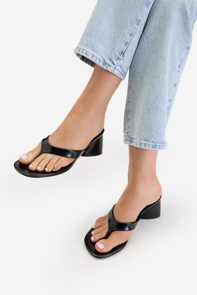 Modne klapki na lato 2026: japonki