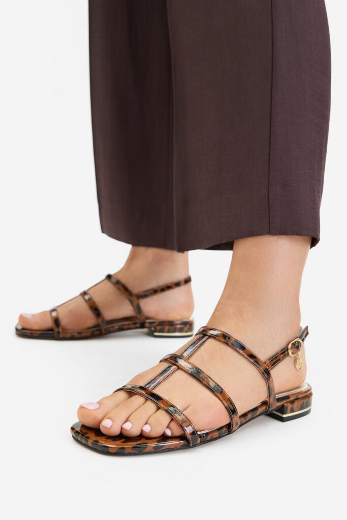 Modne sandały na lato 2026: z cienkimi paskami