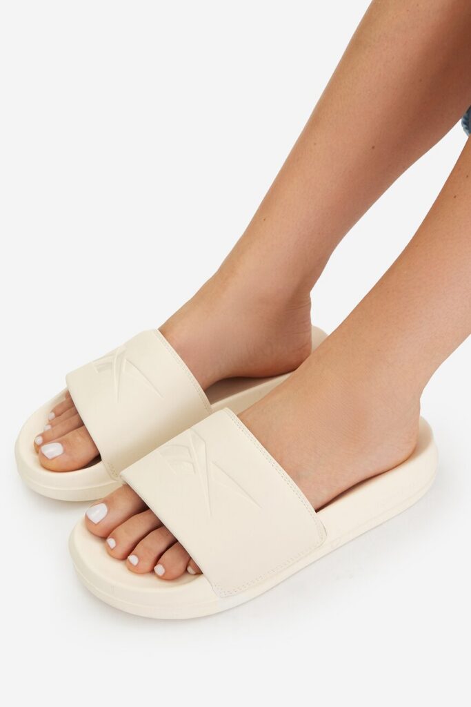 Modne klapki na lato 2026: sportowe