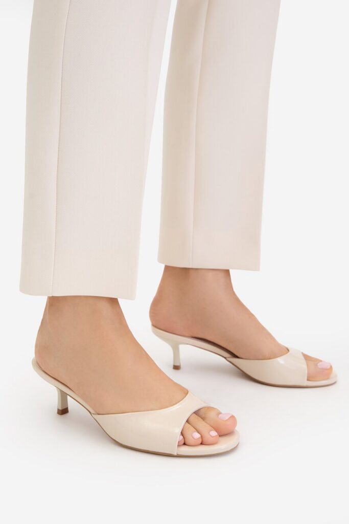 Modne klapki na lato 2026