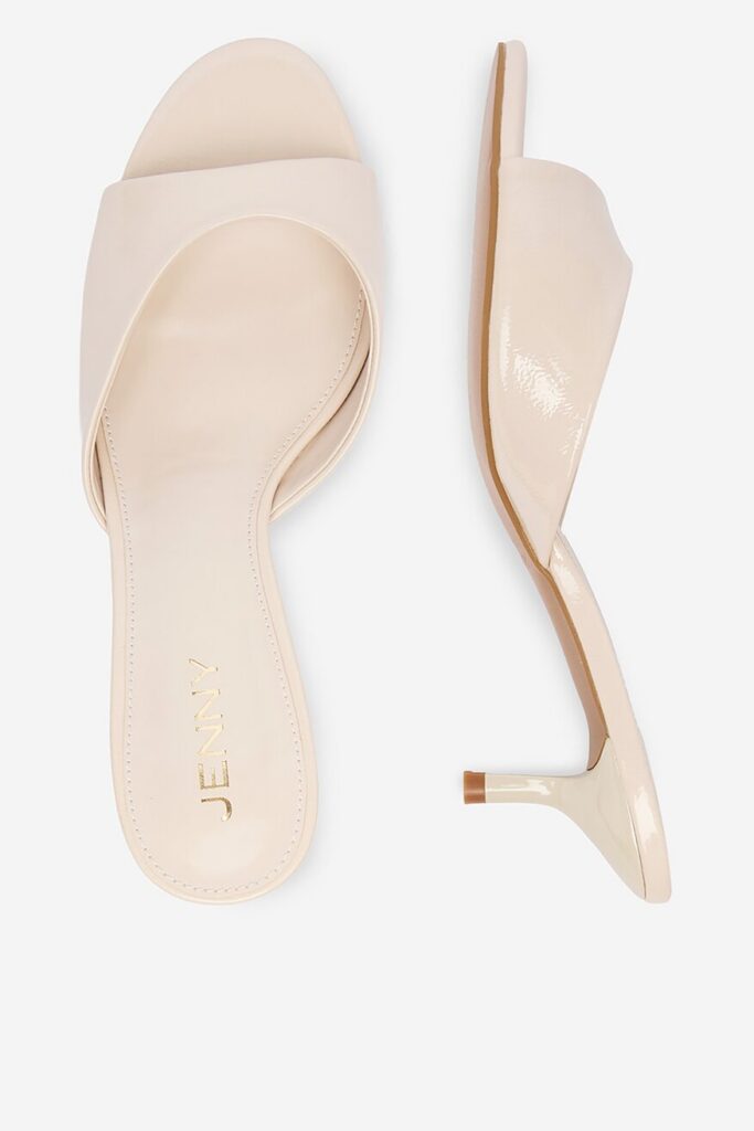 Modne klapki na lato 2026: na niskim obcasie