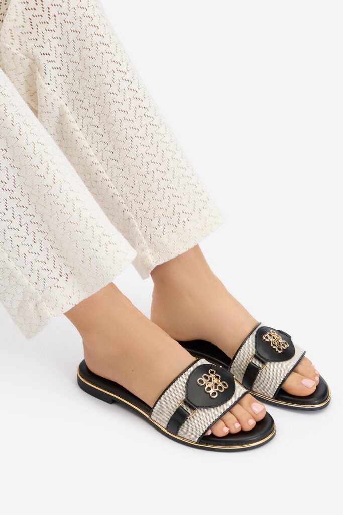 Modne klapki na lato 2026