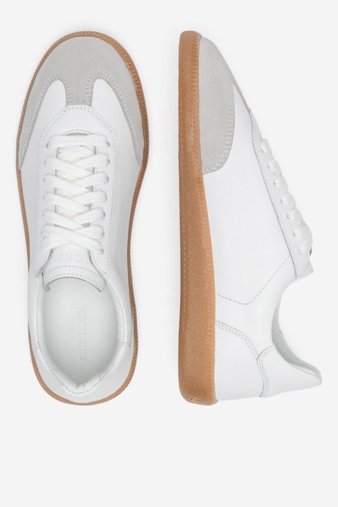 białe sneakersy na lato