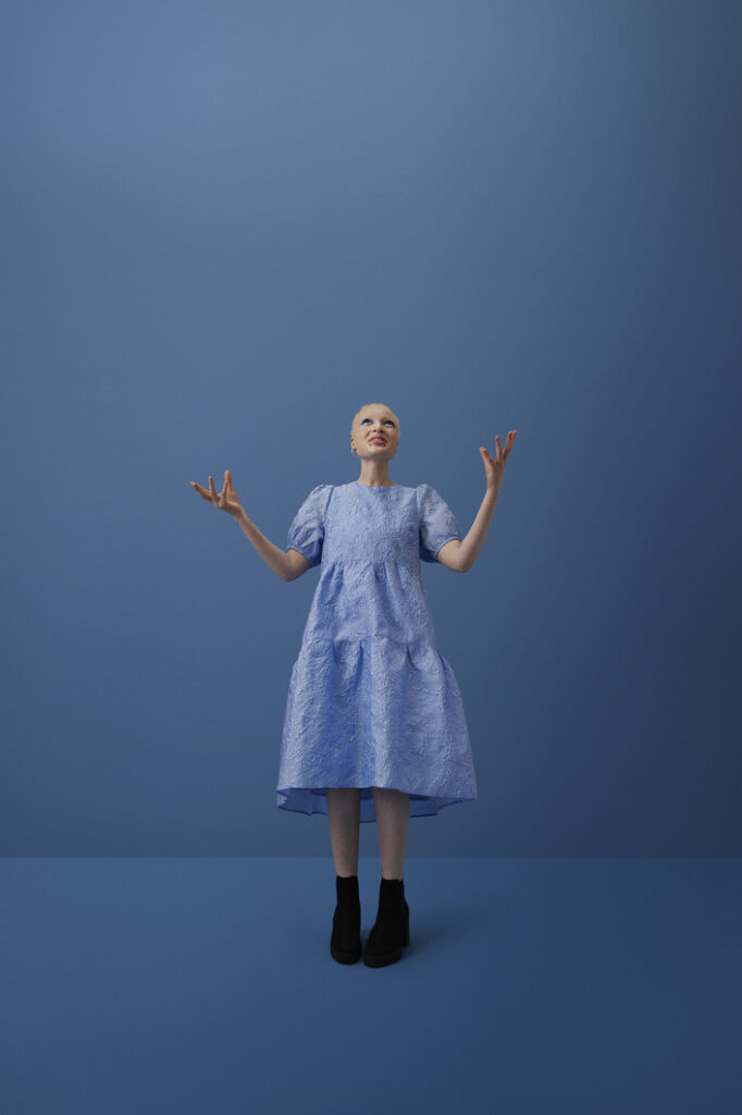 femeie în rochie albastră